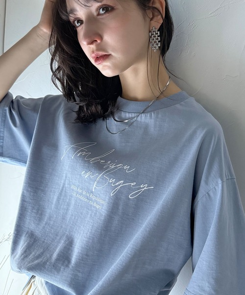 classicalelf(クラシカルエルフ)の「大人カジュアルに映える。綿100%胸元筆記体ロゴなめらかシルケット風Tシャツ(半袖)(Tシャツ/カットソー・レディース・ブラウン/ブルーグレー/オートミール/チャコール/オフホワイト・X-LARGE/SMALL/MEDIUM/LARGE)」の3枚目の写真
