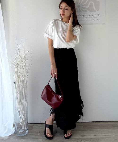classicalelf(クラシカルエルフ)の「大人カジュアルに映える。綿100%胸元筆記体ロゴなめらかシルケット風Tシャツ(半袖)(Tシャツ/カットソー・レディース・ブラウン/ブルーグレー/オートミール/チャコール/オフホワイト・X-LARGE/SMALL/MEDIUM/LARGE)」の15枚目の写真