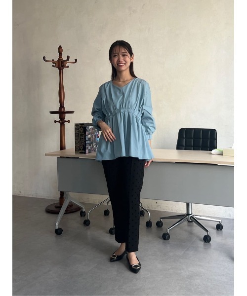 Chez toi（シェトワ）の「ペプラムチュニックブラウス（シャツ/ブラウス・レディース・オフホワイト/ブラック/サックスブルー・FREE）」の5枚目の写真