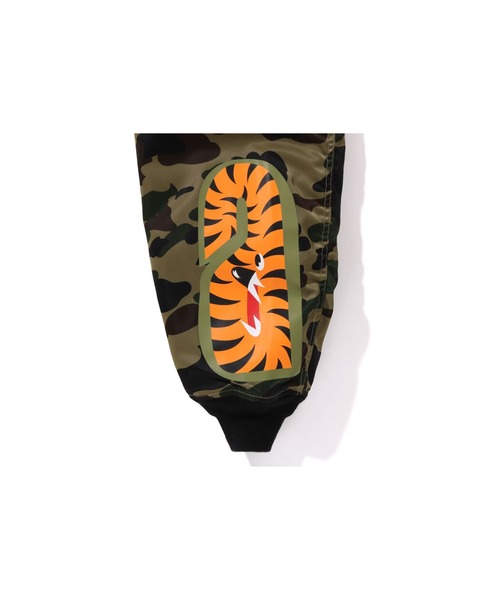 A BATHING APE(アベイシングエイプ)の「1ST CAMO SHARK MA-1 JACKET(MA-1・メンズ・グリーン/イエロー・X-LARGE/MEDIUM/XX-LARGE/SMALL/LARGE)」の9枚目の写真