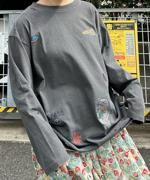 Alley Tokyo(アリートーキョー)の「落書きいっぱいヴィンテージっぽロンT(Tシャツ/カットソー・レディース・オフホワイト/スミクロ・FREE)」の1枚目の写真
