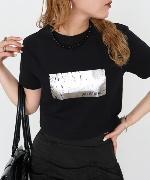 Mili affinity(ミリアフィニティー)の「シルバー箔プリントコンパクトTシャツ(Tシャツ/カットソー・レディース・ブラック×シルバー/ホワイト×シルバー/ホワイト×ピンク/ホワイト×ゴールド/ブラック×ゴールド・FREE)」の4枚目の写真