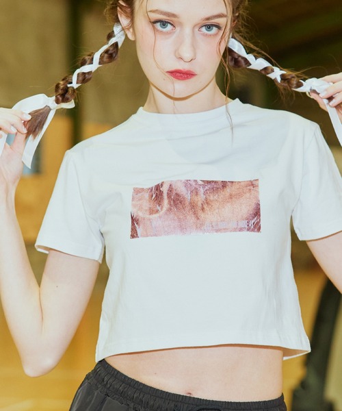 Mili affinity(ミリアフィニティー)の「シルバー箔プリントコンパクトTシャツ(Tシャツ/カットソー・レディース・ブラック×シルバー/ホワイト×シルバー/ホワイト×ピンク/ホワイト×ゴールド/ブラック×ゴールド・FREE)」の1枚目の写真