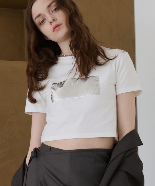 Mili affinity(ミリアフィニティー)の「シルバー箔プリントコンパクトTシャツ(Tシャツ/カットソー・レディース・ブラック×シルバー/ホワイト×シルバー/ホワイト×ピンク/ホワイト×ゴールド/ブラック×ゴールド・FREE)」の2枚目の写真