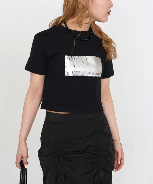 Mili affinity(ミリアフィニティー)の「シルバー箔プリントコンパクトTシャツ(Tシャツ/カットソー・レディース・ブラック×シルバー/ホワイト×シルバー/ホワイト×ピンク/ホワイト×ゴールド/ブラック×ゴールド・FREE)」の6枚目の写真