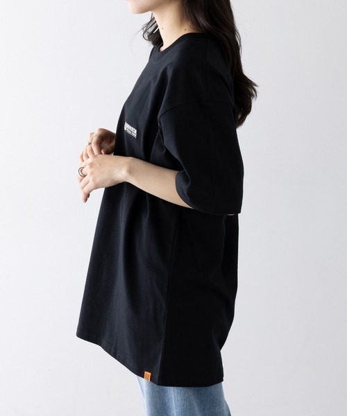 UNIVERSAL OVERALL（ユニバーサルオーバーオール）の「【UNIVERSAL OVERALL】EMBROIDERY TEE U2523249（Tシャツ/カットソー・レディース・ホワイト/ブラック/オートミール・S/M/L/XL）」の8枚目の写真