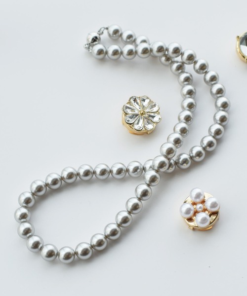 PICCIN(ピッチン)の「マグネット金具カラーパールネックレス(8mm)(ネックレス・レディース・ゴールド/シルバー/オフホワイト・FREE)」の3枚目の写真