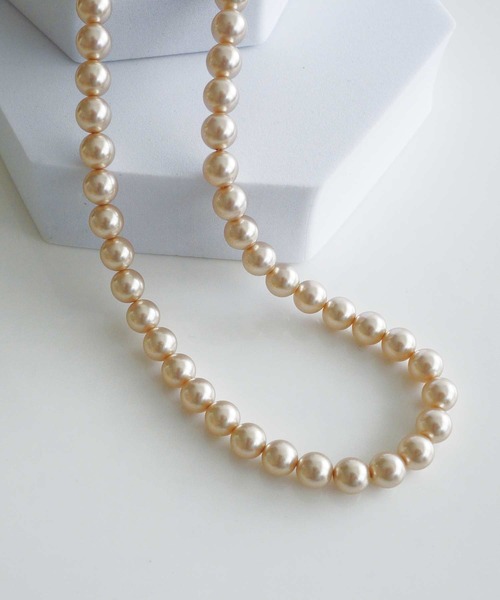 PICCIN(ピッチン)の「マグネット金具カラーパールネックレス(8mm)(ネックレス・レディース・ゴールド/シルバー/オフホワイト・FREE)」の5枚目の写真