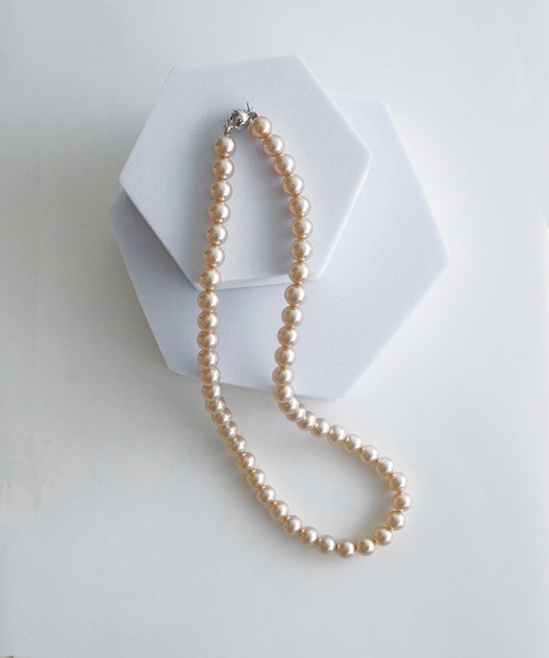 PICCIN(ピッチン)の「マグネット金具カラーパールネックレス(8mm)(ネックレス・レディース・ゴールド/シルバー/オフホワイト・FREE)」の4枚目の写真