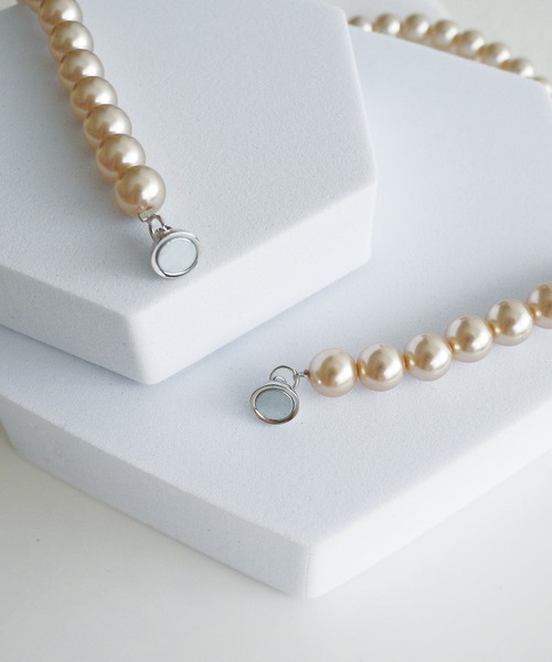 PICCIN(ピッチン)の「マグネット金具カラーパールネックレス(8mm)(ネックレス・レディース・ゴールド/シルバー/オフホワイト・FREE)」の6枚目の写真