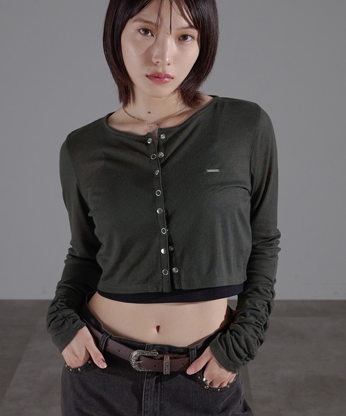 apres jour mignon(アプレジュールミニョン)の「プレート付きシアークロップドカーディガン(カーディガン/ボレロ・レディース・オフホワイト/ブラック/チャコールグレー/杢グレー/ホワイト系その他/ブラック系その他2/グレー系その他・X-LARGE/フリー)」の5枚目の写真