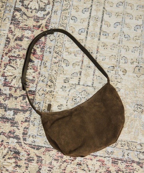 NOTHING WRITTEN（ナッシングリトゥン）の「【NOTHING WRITTEN（ナッシングリトゥン）】HT SUEDE SHOULDER BAG（ショルダーバッグ・レディース・ブラウン・FREE）」の2枚目の写真