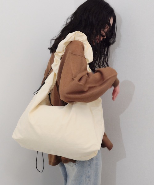 Shelly island（シェリーアイランド）の「ナイロンシャーリングショルダーバッグ（ショルダーバッグ・レディース・ホワイト/ブラック・FREE）」の2枚目の写真