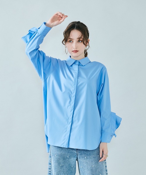 Audie a Muses(オーディアミューズ)の「袖口フリル開きブラウス(シャツ/ブラウス・レディース・ブラック/オフホワイト/ブルー・42/38)」の3枚目の写真