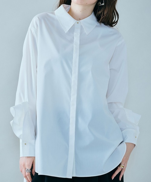 Audie a Muses(オーディアミューズ)の「袖口フリル開きブラウス(シャツ/ブラウス・レディース・ブラック/オフホワイト/ブルー・42/38)」の4枚目の写真