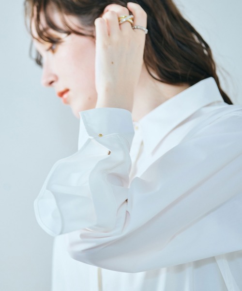 Audie a Muses(オーディアミューズ)の「袖口フリル開きブラウス(シャツ/ブラウス・レディース・ブラック/オフホワイト/ブルー・42/38)」の6枚目の写真