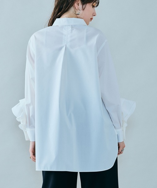 Audie a Muses(オーディアミューズ)の「袖口フリル開きブラウス(シャツ/ブラウス・レディース・ブラック/オフホワイト/ブルー・42/38)」の5枚目の写真