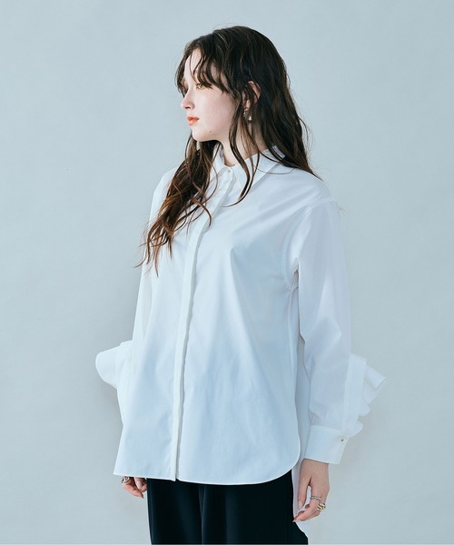 Audie a Muses(オーディアミューズ)の「袖口フリル開きブラウス(シャツ/ブラウス・レディース・ブラック/オフホワイト/ブルー・42/38)」の8枚目の写真