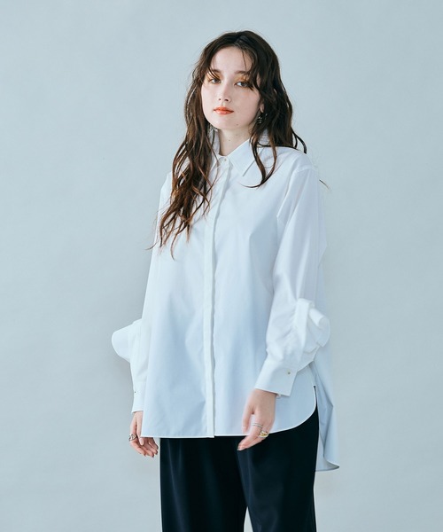 Audie a Muses(オーディアミューズ)の「袖口フリル開きブラウス(シャツ/ブラウス・レディース・ブラック/オフホワイト/ブルー・42/38)」の9枚目の写真