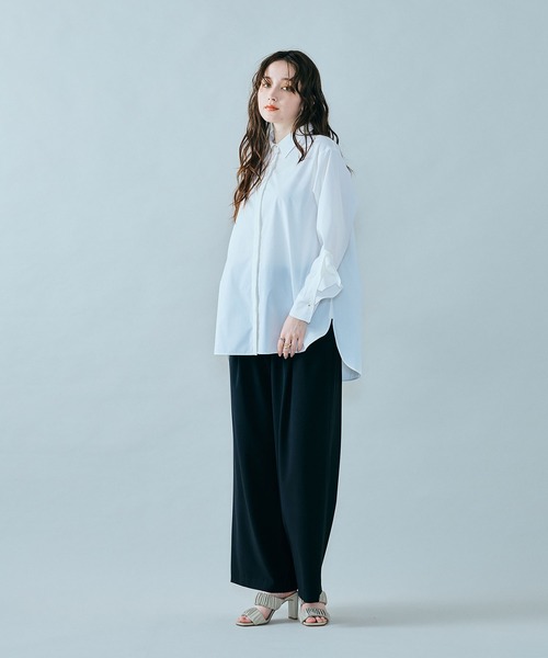 Audie a Muses(オーディアミューズ)の「袖口フリル開きブラウス(シャツ/ブラウス・レディース・ブラック/オフホワイト/ブルー・42/38)」の10枚目の写真