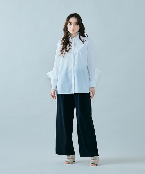 Audie a Muses(オーディアミューズ)の「袖口フリル開きブラウス(シャツ/ブラウス・レディース・ブラック/オフホワイト/ブルー・42/38)」の11枚目の写真