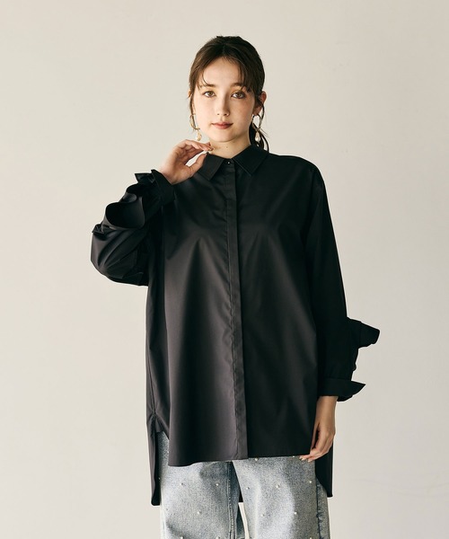Audie a Muses(オーディアミューズ)の「袖口フリル開きブラウス(シャツ/ブラウス・レディース・ブラック/オフホワイト/ブルー・42/38)」の16枚目の写真
