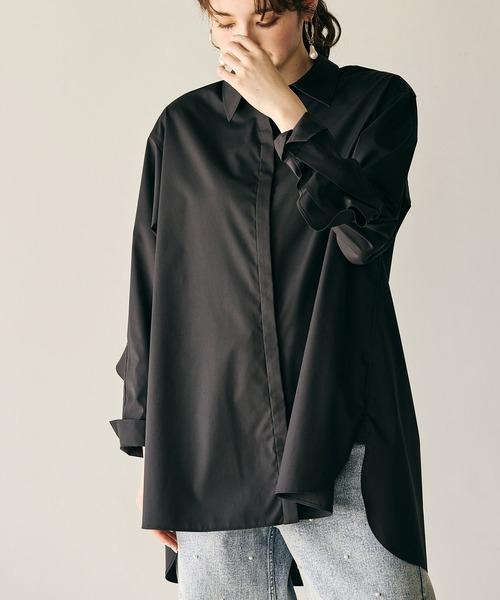 Audie a Muses(オーディアミューズ)の「袖口フリル開きブラウス(シャツ/ブラウス・レディース・ブラック/オフホワイト/ブルー・42/38)」の13枚目の写真