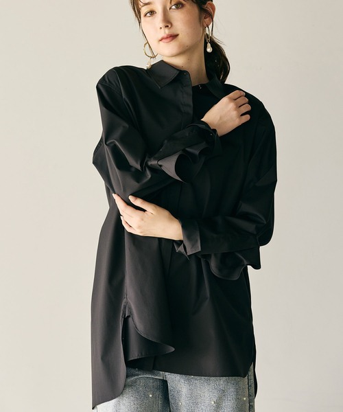 Audie a Muses(オーディアミューズ)の「袖口フリル開きブラウス(シャツ/ブラウス・レディース・ブラック/オフホワイト/ブルー・42/38)」の15枚目の写真