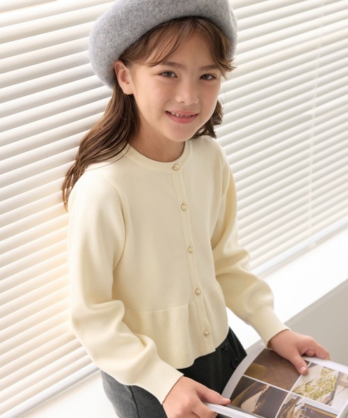 ROPE' PICNIC(ロペピクニック)の「【KIDS/キッズ】マシュマロニットペプラムカーディガン/リンクコーデ(カーディガン/ボレロ・キッズ・キナリ/ブラック/サックスブルー・120/130/140/150)」の2枚目の写真