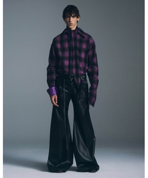 ato（アトウ）の「SYNTHETIC LEATHER WIDE FLAIR PANTS（その他パンツ・メンズ・ブラック・44/46/48）」の2枚目の写真