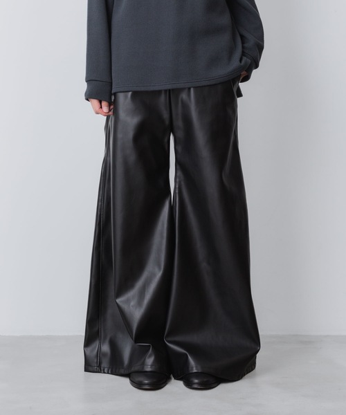 ato（アトウ）の「SYNTHETIC LEATHER WIDE FLAIR PANTS（その他パンツ・メンズ・ブラック・44/46/48）」の7枚目の写真
