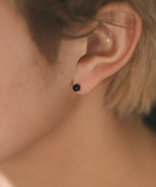 ORLEAN(オルレアン)の「【ORLEAN】 メタルボール ミニピアス 2mm 3mm 4mm サージカルステンレス(ピアス(両耳用)・レディース・シルバー系2/ゴールド系1/ブラック系2/シルバー/ブラック/シルバー系1/ゴールド/ブラック系1/ゴールド系2・フリー)」の4枚目の写真