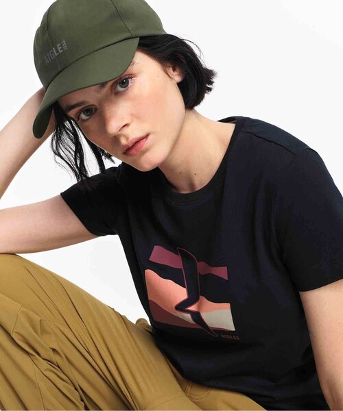 AIGLE(エーグル)の「吸水速乾 抗菌防臭 プリント半袖Tシャツ(Tシャツ/カットソー・レディース・ホワイト/ブラック・M/L/S)」の2枚目の写真