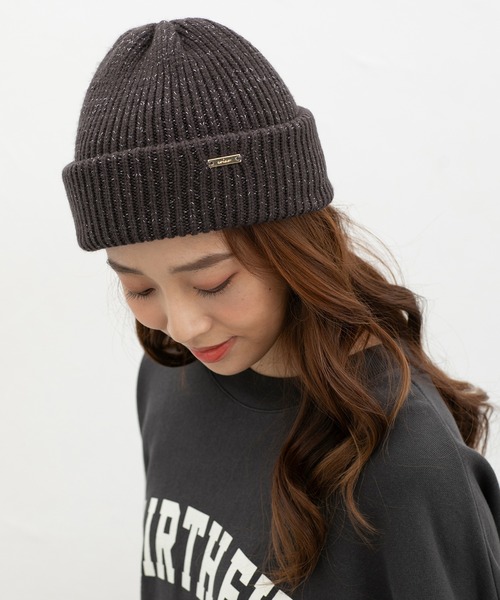 Honeys(ハニーズ)の「プレート付ニット帽(ニットキャップ/ビーニー・レディース・ブラウン/レッド/アイボリー/ブラック/ブラック系その他・FREE)」の3枚目の写真