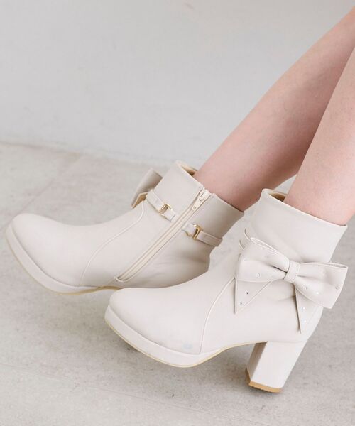 MAJESTIC LEGON（マジェスティックレゴン）の「3WAYビジューリボンブーツ（ブーツ・レディース・グレイッシュベージュ/ブラック/ブラック系その他/ホワイト系その他2/ホワイト系その他3・SMALL/MEDIUM/LARGE/X-LARGE）」の2枚目の写真