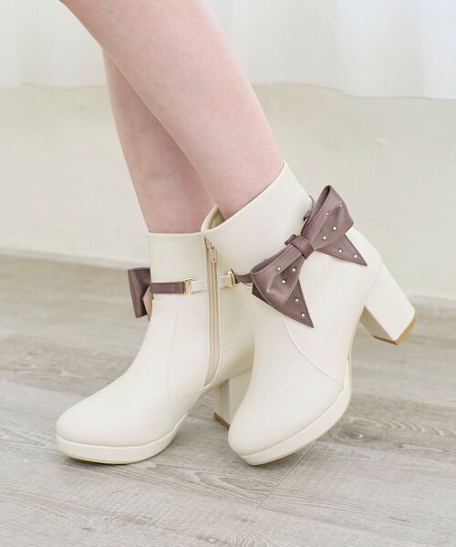 MAJESTIC LEGON（マジェスティックレゴン）の「3WAYビジューリボンブーツ（ブーツ・レディース・グレイッシュベージュ/ブラック/ブラック系その他/ホワイト系その他2/ホワイト系その他3・SMALL/MEDIUM/LARGE/X-LARGE）」の3枚目の写真