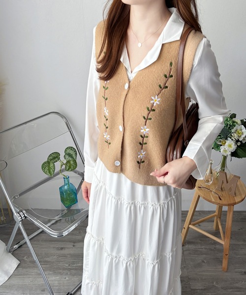 Amulet(アミュレット)の「ナチュラルに可愛さをプラス◎トレンドのレイヤードコーデに! 花柄刺繍ニットベスト(ベスト・レディース・ブラック/ベージュ/アイボリー・FREE)」の3枚目の写真