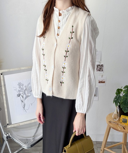 Amulet(アミュレット)の「ナチュラルに可愛さをプラス◎トレンドのレイヤードコーデに! 花柄刺繍ニットベスト(ベスト・レディース・ブラック/ベージュ/アイボリー・FREE)」の10枚目の写真
