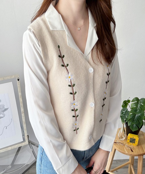 Amulet(アミュレット)の「ナチュラルに可愛さをプラス◎トレンドのレイヤードコーデに! 花柄刺繍ニットベスト(ベスト・レディース・ブラック/ベージュ/アイボリー・FREE)」の9枚目の写真