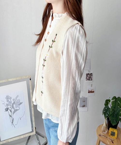 Amulet(アミュレット)の「ナチュラルに可愛さをプラス◎トレンドのレイヤードコーデに! 花柄刺繍ニットベスト(ベスト・レディース・ブラック/ベージュ/アイボリー・FREE)」の8枚目の写真