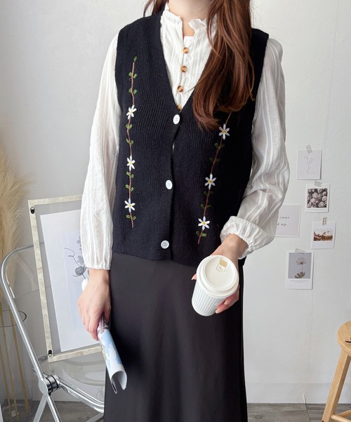 Amulet(アミュレット)の「ナチュラルに可愛さをプラス◎トレンドのレイヤードコーデに! 花柄刺繍ニットベスト(ベスト・レディース・ブラック/ベージュ/アイボリー・FREE)」の6枚目の写真