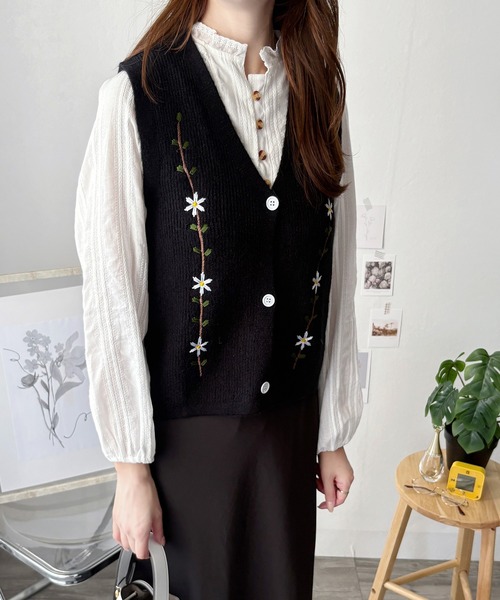 Amulet(アミュレット)の「ナチュラルに可愛さをプラス◎トレンドのレイヤードコーデに! 花柄刺繍ニットベスト(ベスト・レディース・ブラック/ベージュ/アイボリー・FREE)」の5枚目の写真