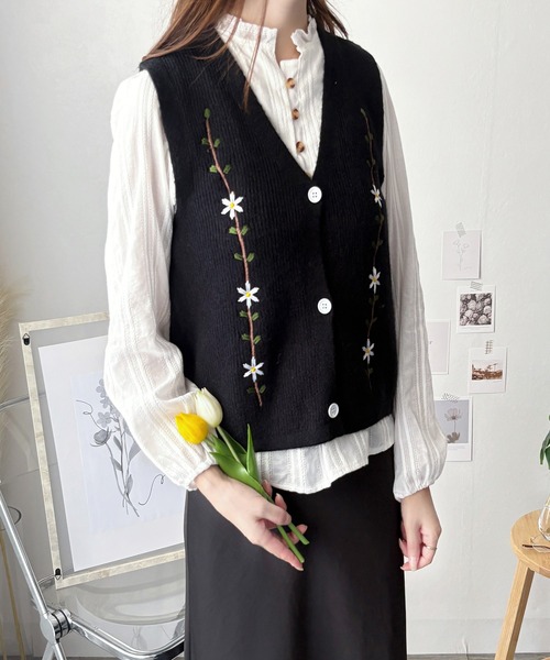 Amulet(アミュレット)の「ナチュラルに可愛さをプラス◎トレンドのレイヤードコーデに! 花柄刺繍ニットベスト(ベスト・レディース・ブラック/ベージュ/アイボリー・FREE)」の4枚目の写真