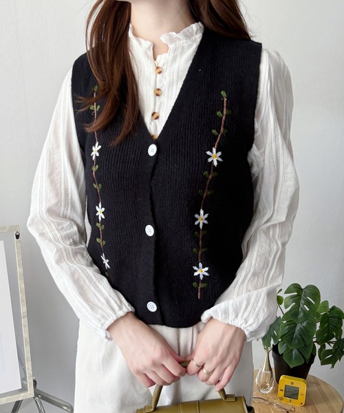 Amulet(アミュレット)の「ナチュラルに可愛さをプラス◎トレンドのレイヤードコーデに! 花柄刺繍ニットベスト(ベスト・レディース・ブラック/ベージュ/アイボリー・FREE)」の16枚目の写真