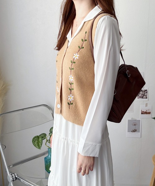 Amulet(アミュレット)の「ナチュラルに可愛さをプラス◎トレンドのレイヤードコーデに! 花柄刺繍ニットベスト(ベスト・レディース・ブラック/ベージュ/アイボリー・FREE)」の14枚目の写真