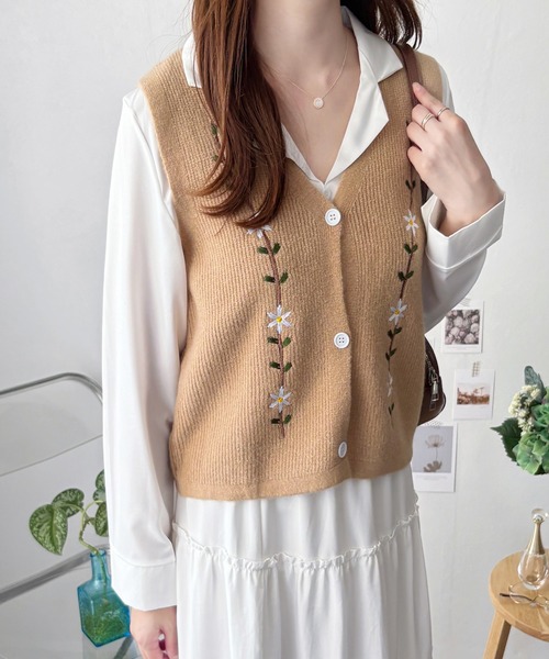Amulet(アミュレット)の「ナチュラルに可愛さをプラス◎トレンドのレイヤードコーデに! 花柄刺繍ニットベスト(ベスト・レディース・ブラック/ベージュ/アイボリー・FREE)」の13枚目の写真