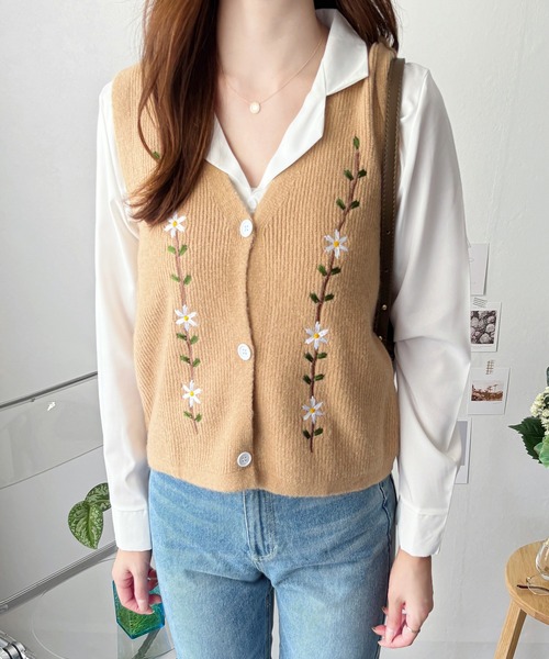 Amulet(アミュレット)の「ナチュラルに可愛さをプラス◎トレンドのレイヤードコーデに! 花柄刺繍ニットベスト(ベスト・レディース・ブラック/ベージュ/アイボリー・FREE)」の12枚目の写真