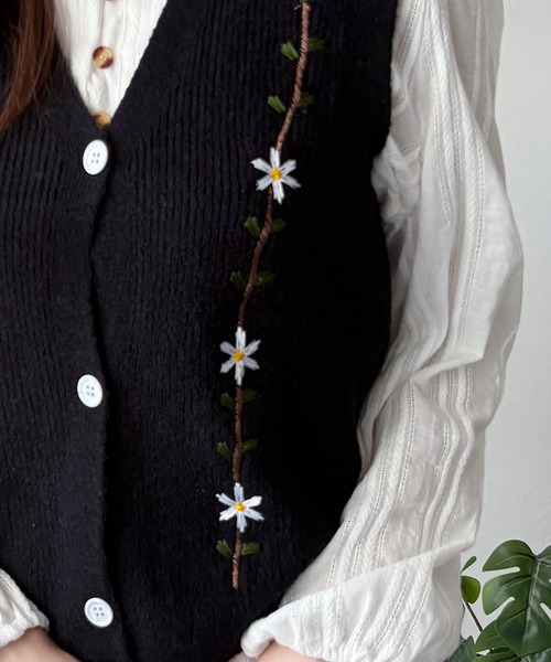 Amulet(アミュレット)の「ナチュラルに可愛さをプラス◎トレンドのレイヤードコーデに! 花柄刺繍ニットベスト(ベスト・レディース・ブラック/ベージュ/アイボリー・FREE)」の11枚目の写真