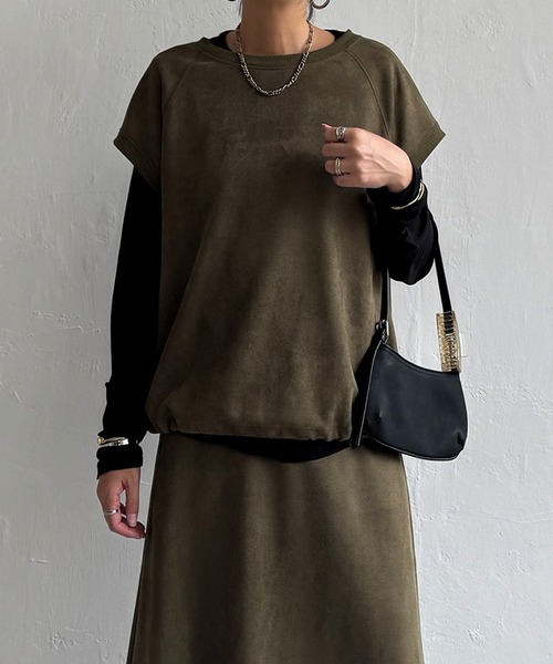LBC(エルビーシー)の「スエードポンチベストプルオーバー(Tシャツ/カットソー・レディース・オフホワイト/チャコール/カーキ・M)」の1枚目の写真