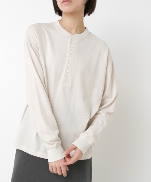 RNA-N(アールエヌエーエヌ)の「M2537 ゆる天竺ヘンリー(Tシャツ/カットソー・レディース・キナリ/スミクロ/オフホワイト・FREE)」の3枚目の写真